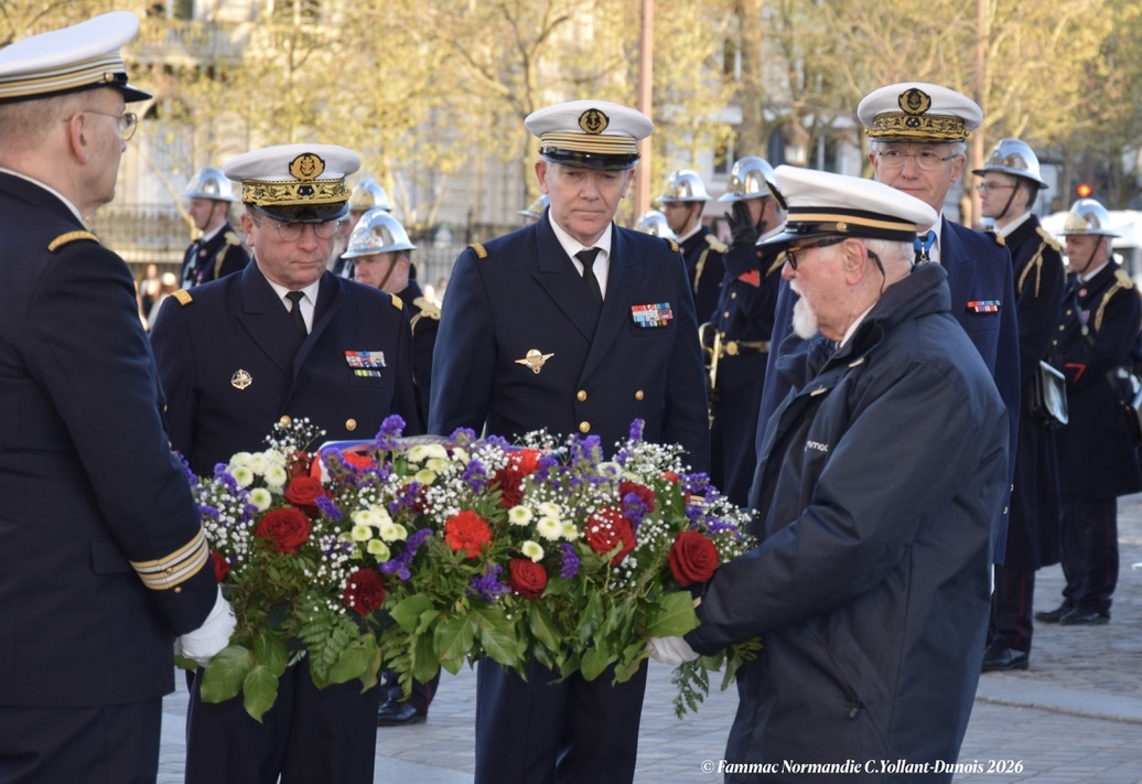 Dépôt de gerbe à l'Arc de Triomphe